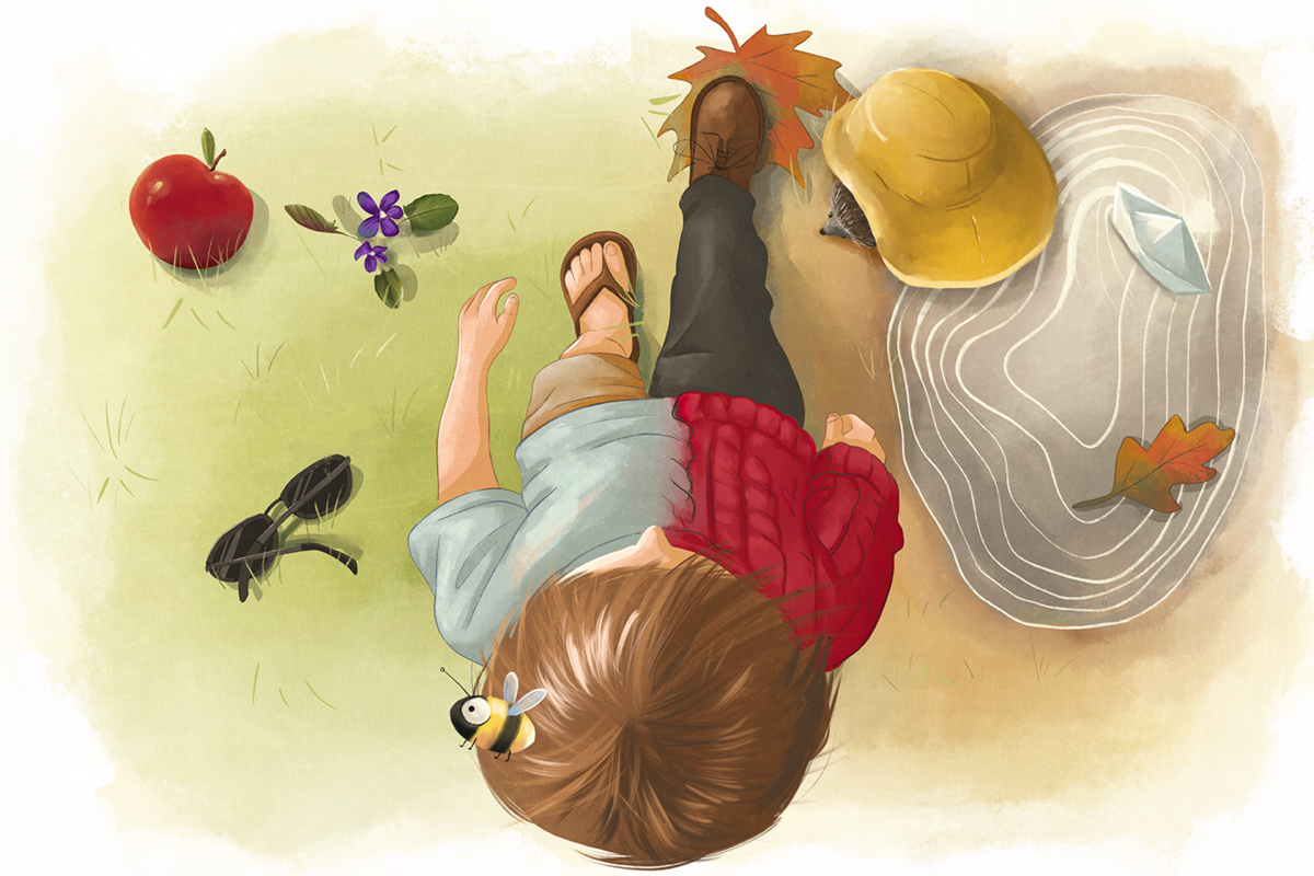 Illustration eines Jungen von oben aus der Vogelperspektive, der halb in Sommer- und halb in Herbstkleidung gekleidet ist. Auch die Landschaft ist halb Sommer und halb Herbst, mit einem Apfel, einer Blume, einer Biene, einem Igel, der halb unter einer Mütze versteckt ist, einem Blatt und einer Pfütze mit einem Papierboot. Die Szene stellt passend zu dem Gedicht „Spätsommer“ den Übergang von den beiden Jahreszeiten dar.