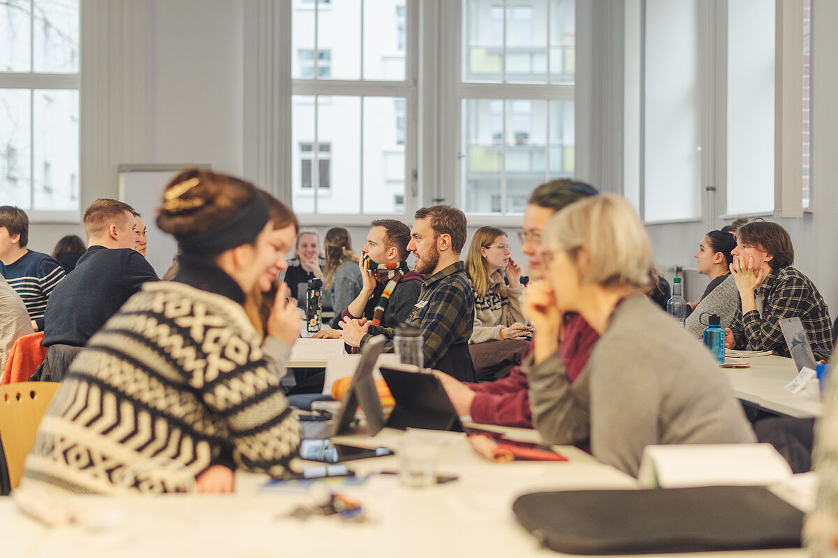 Studierende tauschen sich aus.