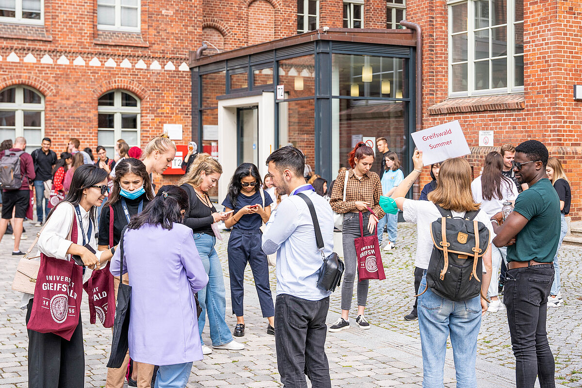 Eine Gruppe Studierender aus verschiedenen Ländern trifft sich auf dem Campus Beitzplatz.