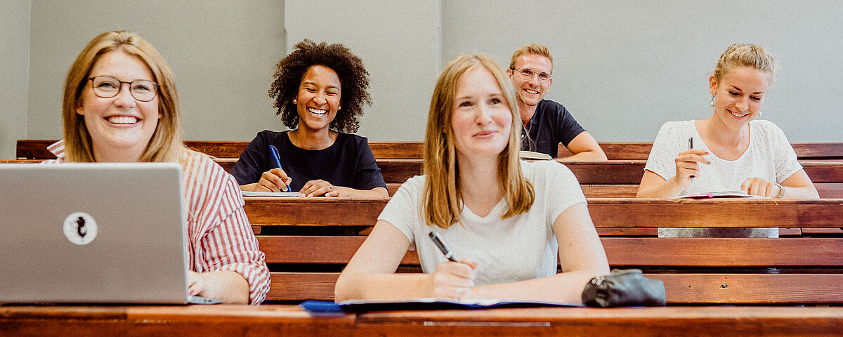 Studierende wurden in einem Hörsaal des Alten Audimax fotografiert.