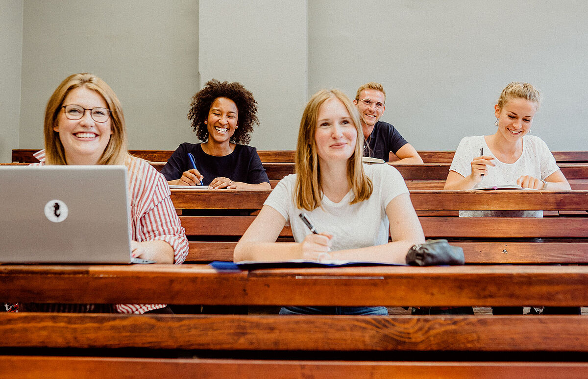Studierende wurden in einem Hörsaal des Alten Audimax fotografiert.