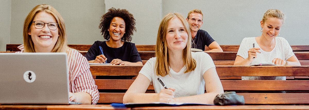 Studierende wurden in einem Hörsaal des Alten Audimax fotografiert.