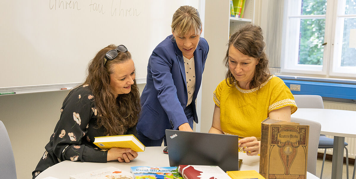 Ulrike Stern, PD Dr. Birte Arendt und Antje Köpnick arbeiten gemeinsam im Seminarraum an einem Laptop.