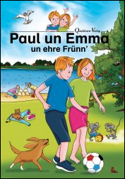Titelblatt Paul un Emma un ehre Frünn'. Paul und Emma spielen mit einem bunten Fußball und ihrem Hund. Im Hintergrund spielen zwei Mäuse, eine Katze und zwei Personen am Strand. 